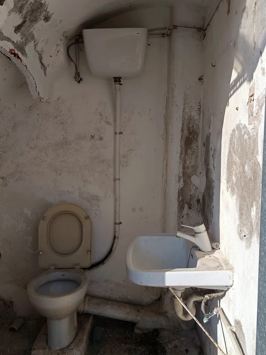 Aseo antiguo con las paredes deterioradas