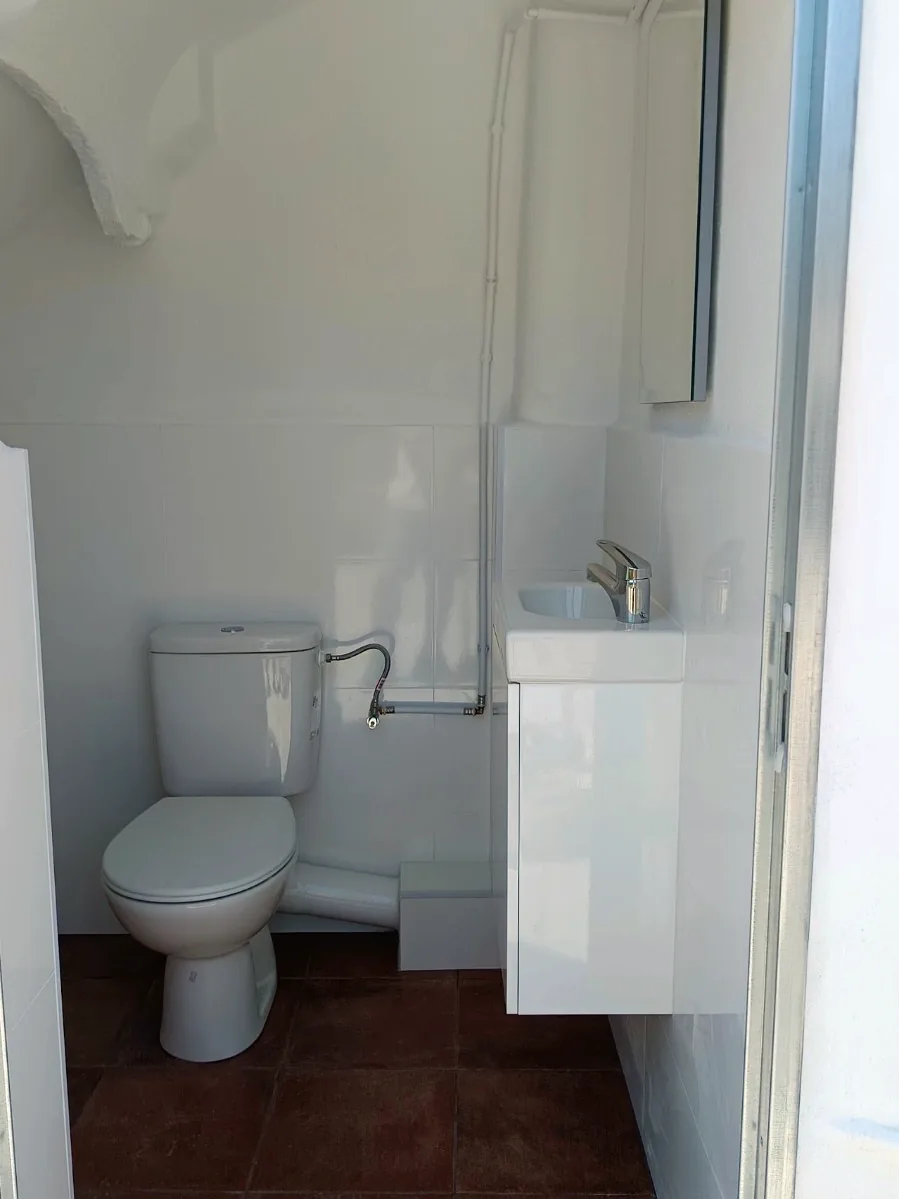 El mismo aseo reformado con sanitarios y mueble nuevos