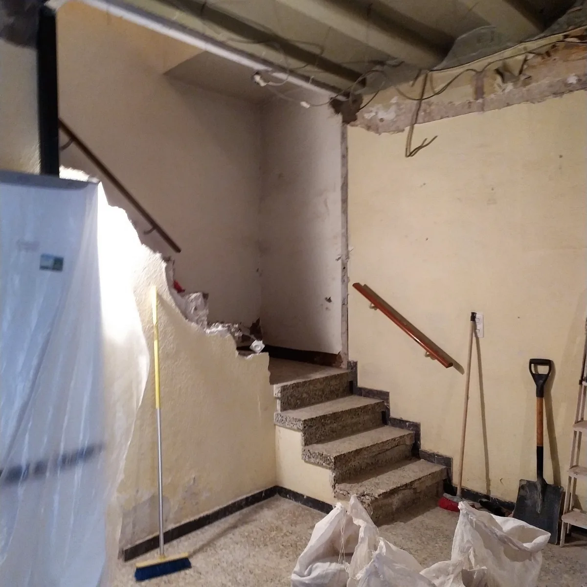 Escalera en obra durante la demolición