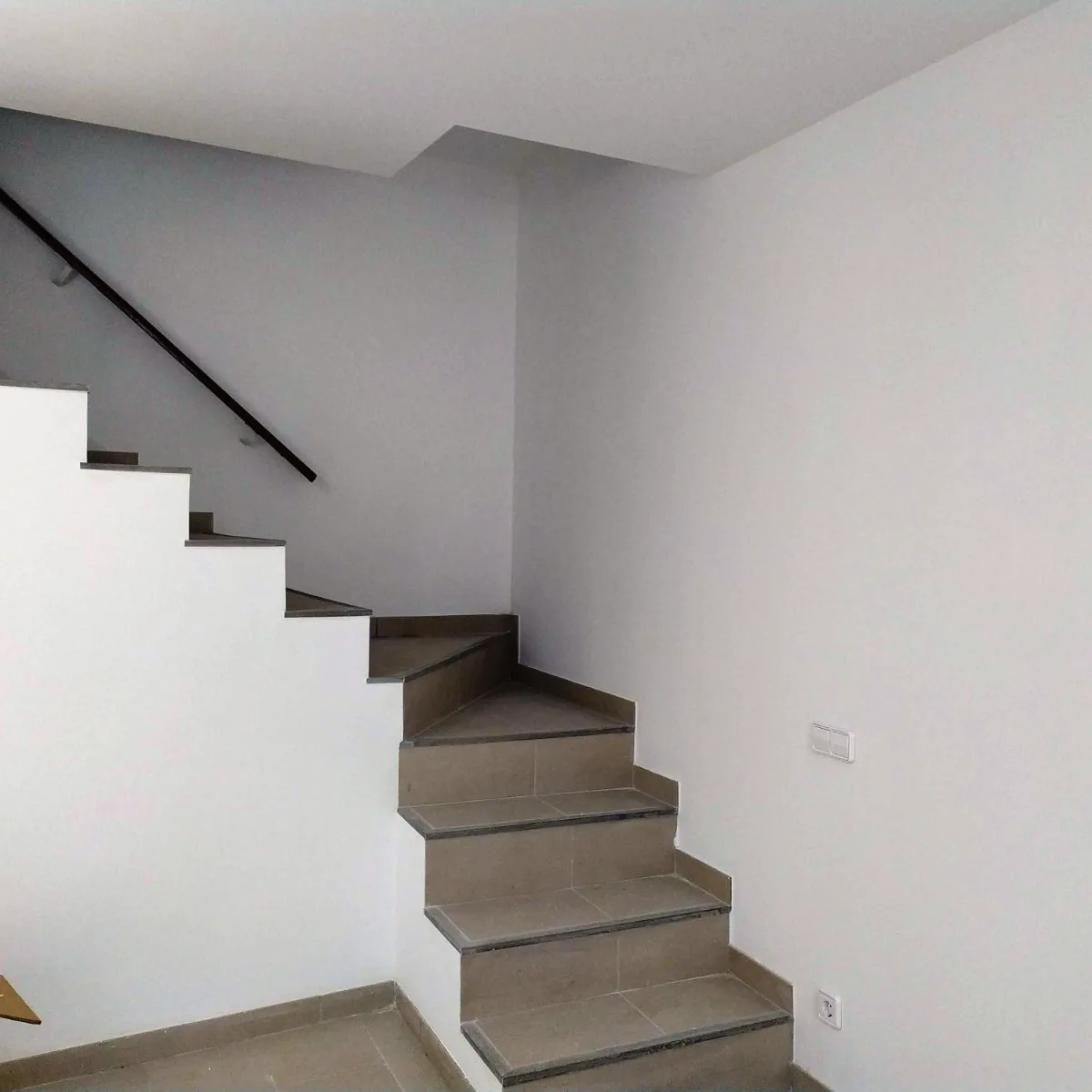 La misma escalera rehecha, con peldaños de piedra