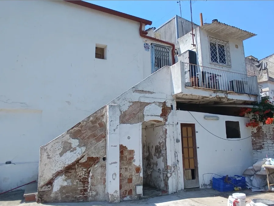Fachada deteriorada antes de la rehabilitación