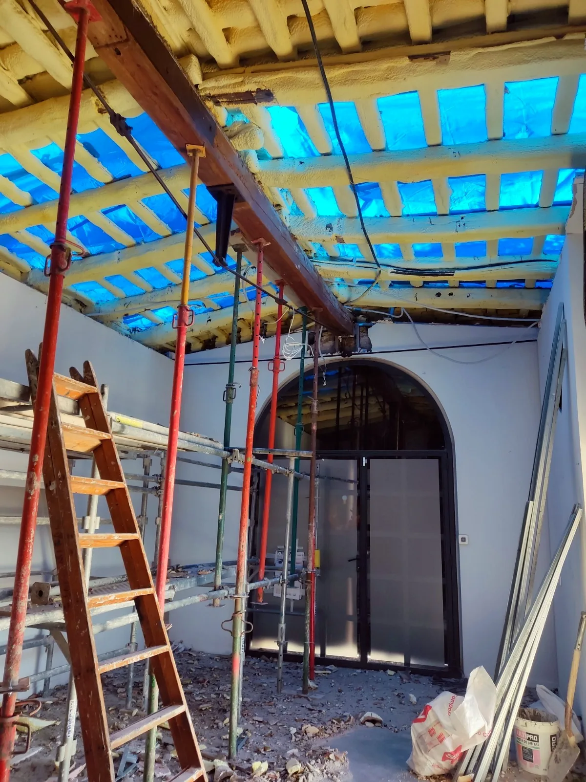 Nave en obra con la cubierta abierta y andamios