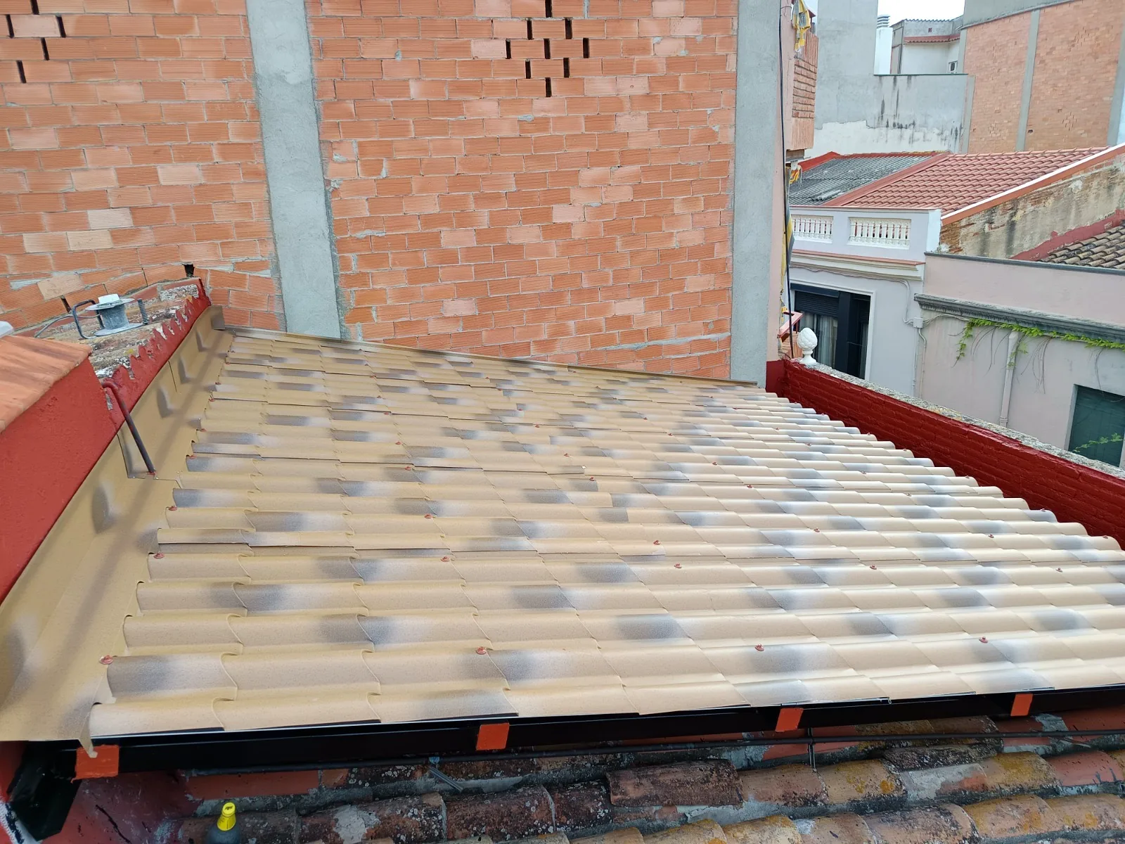 El mismo tejado con la cubierta nueva colocada