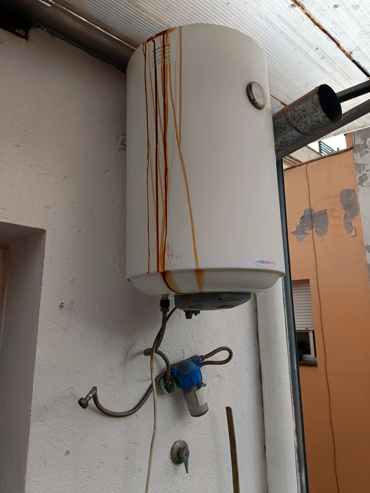 Termo eléctrico viejo con óxido y fugas