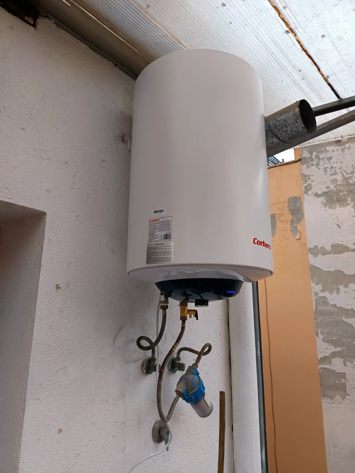 El termo nuevo instalado en el mismo sitio, con sus conexiones