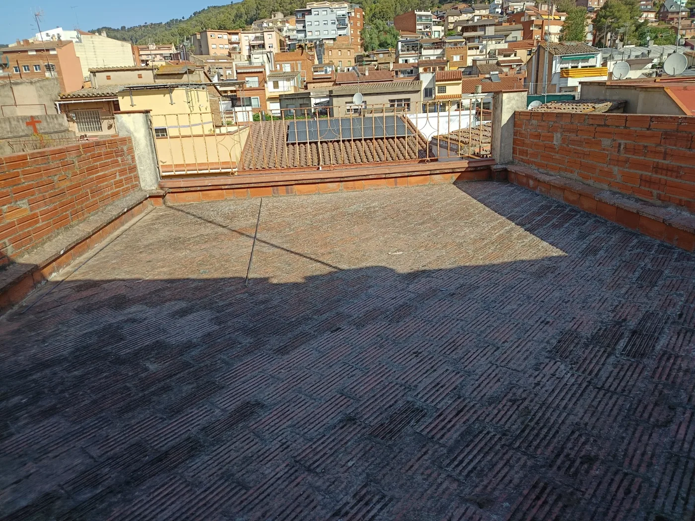 Terraza con el pavimento gastado, antes de impermeabilizar