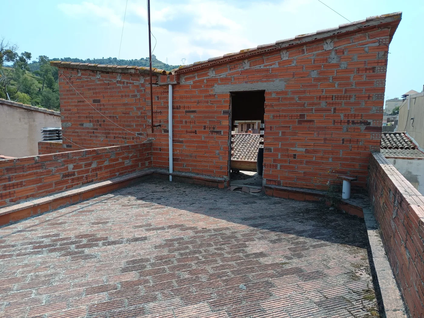 Terraza y caseta de ladrillo antes de la obra