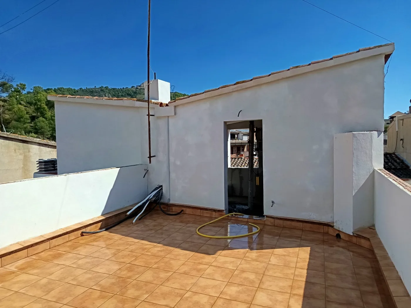 La misma terraza con la caseta enlucida y el suelo nuevo