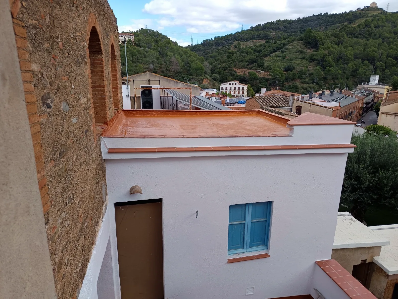 Cubierta plana impermeabilizada sobre una casa con vistas a la montaña