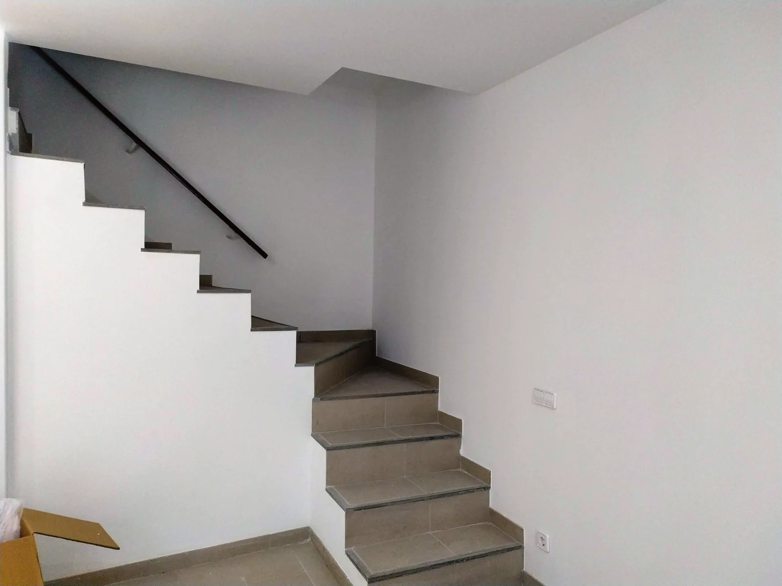 Escalera rehecha con peldaños de piedra y paredes lisas