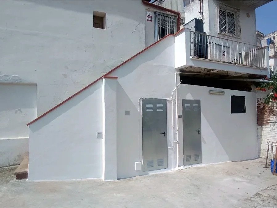 Fachada de casa rehabilitada y pintada de blanco