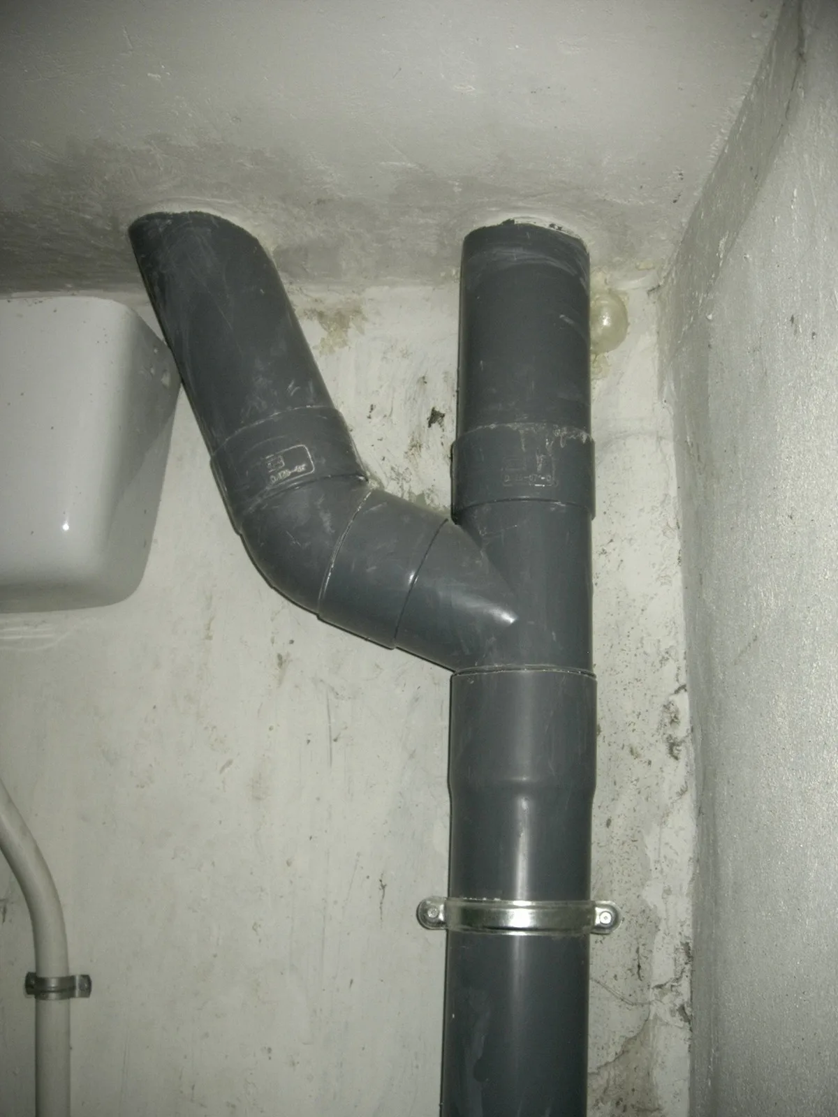 Bajante nueva de PVC gris instalada