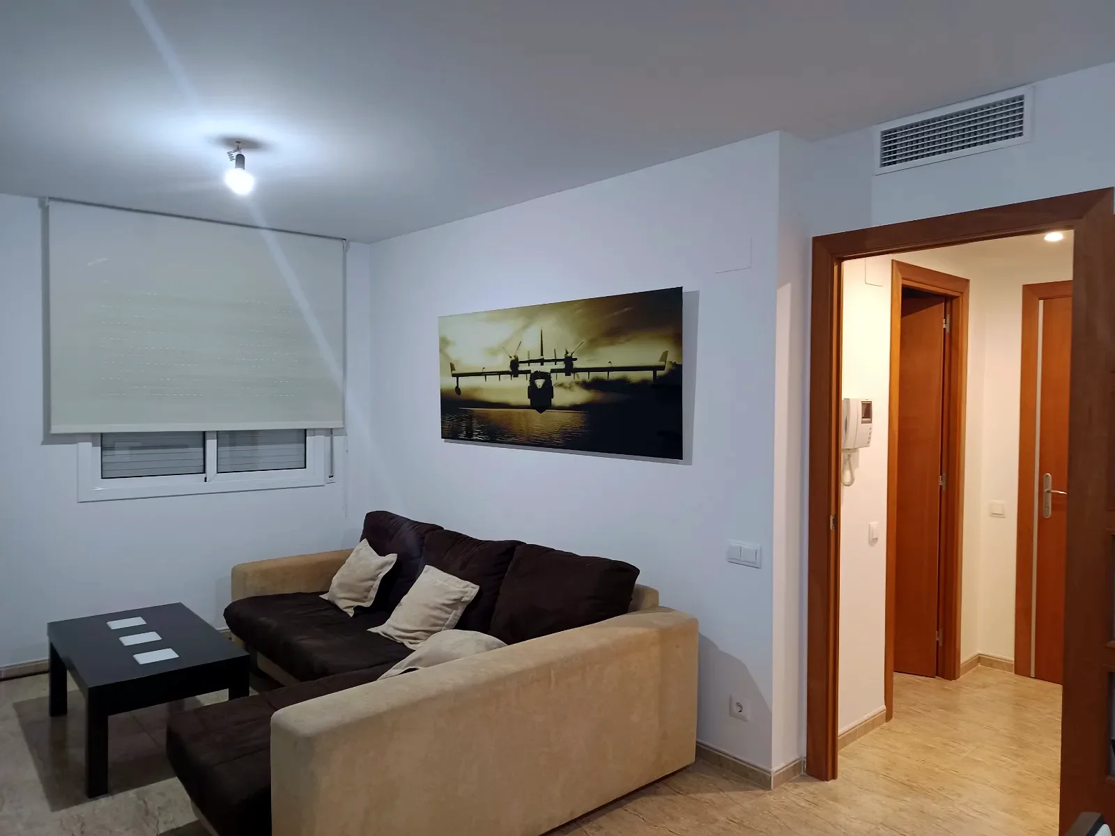 Salón de un piso reformado con aire acondicionado y paredes lisas