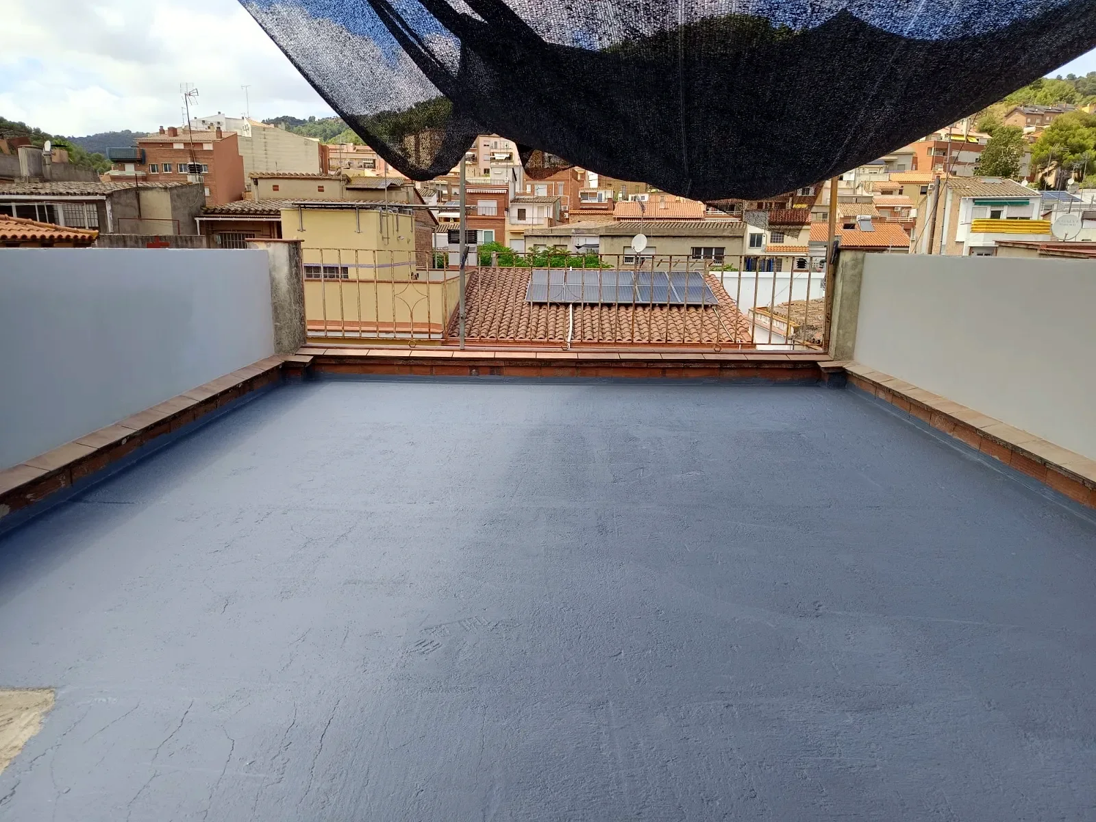 Terraza impermeabilizada con membrana gris, terminada