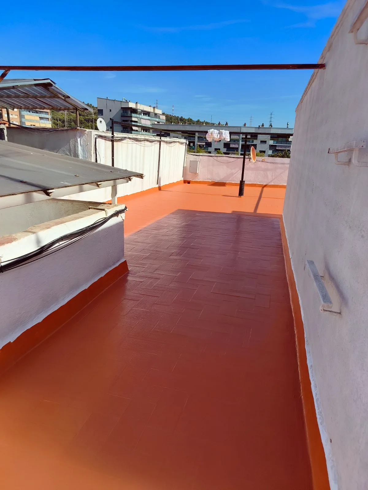 Terrado impermeabilizado con membrana naranja, terminado