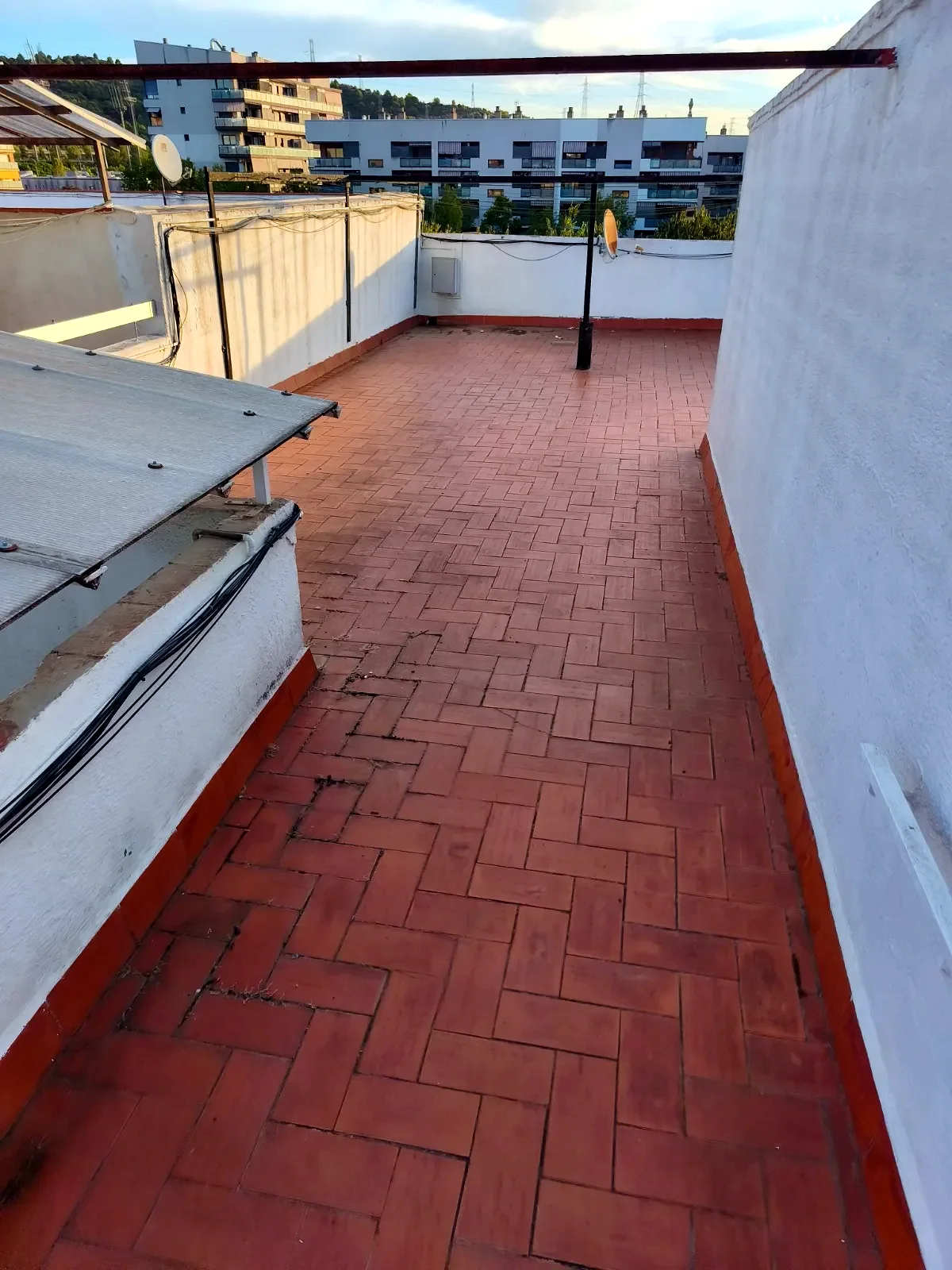 Terraza con impermeabilización en rojo, terminada