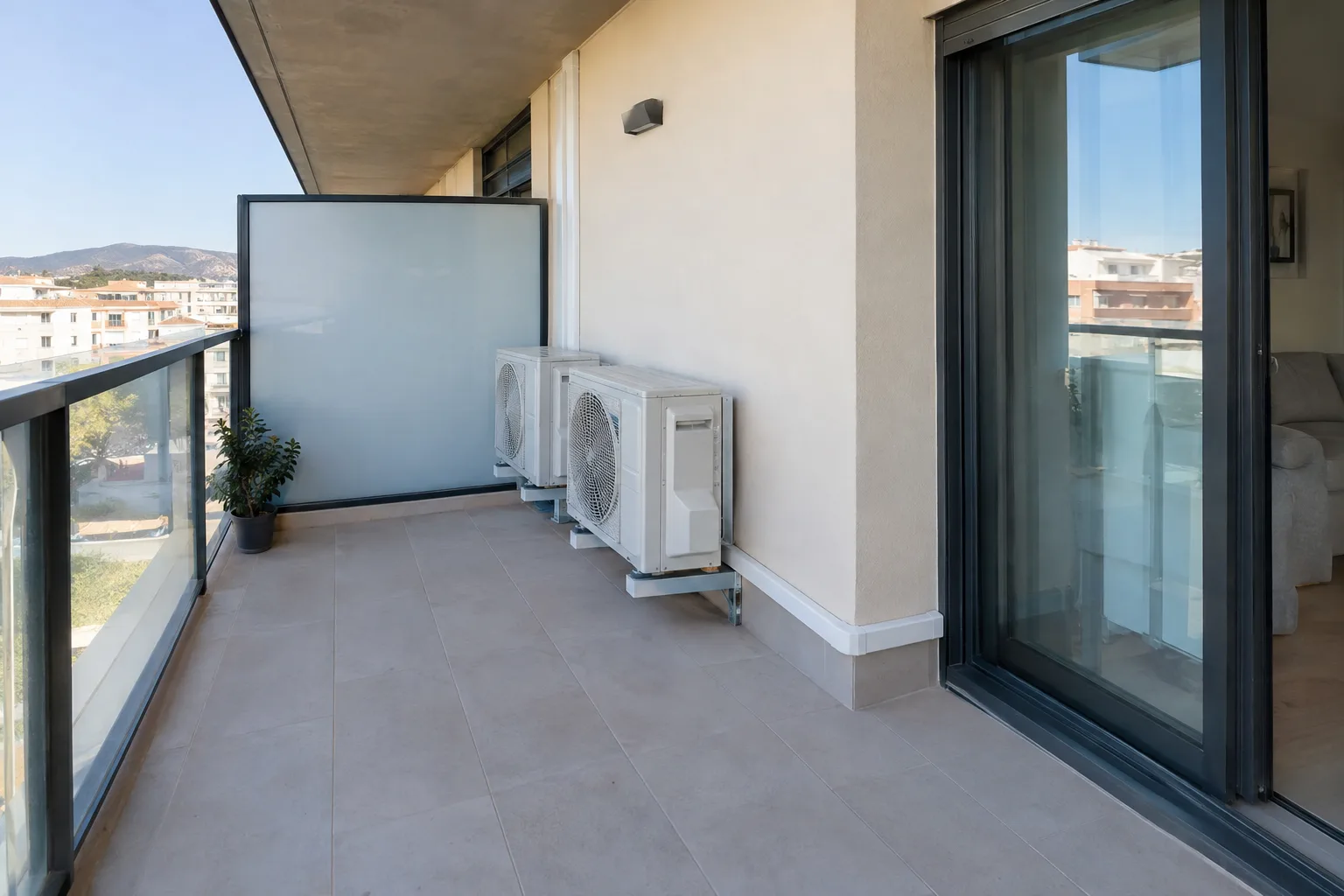 Unidades exteriores de aire acondicionado en una terraza