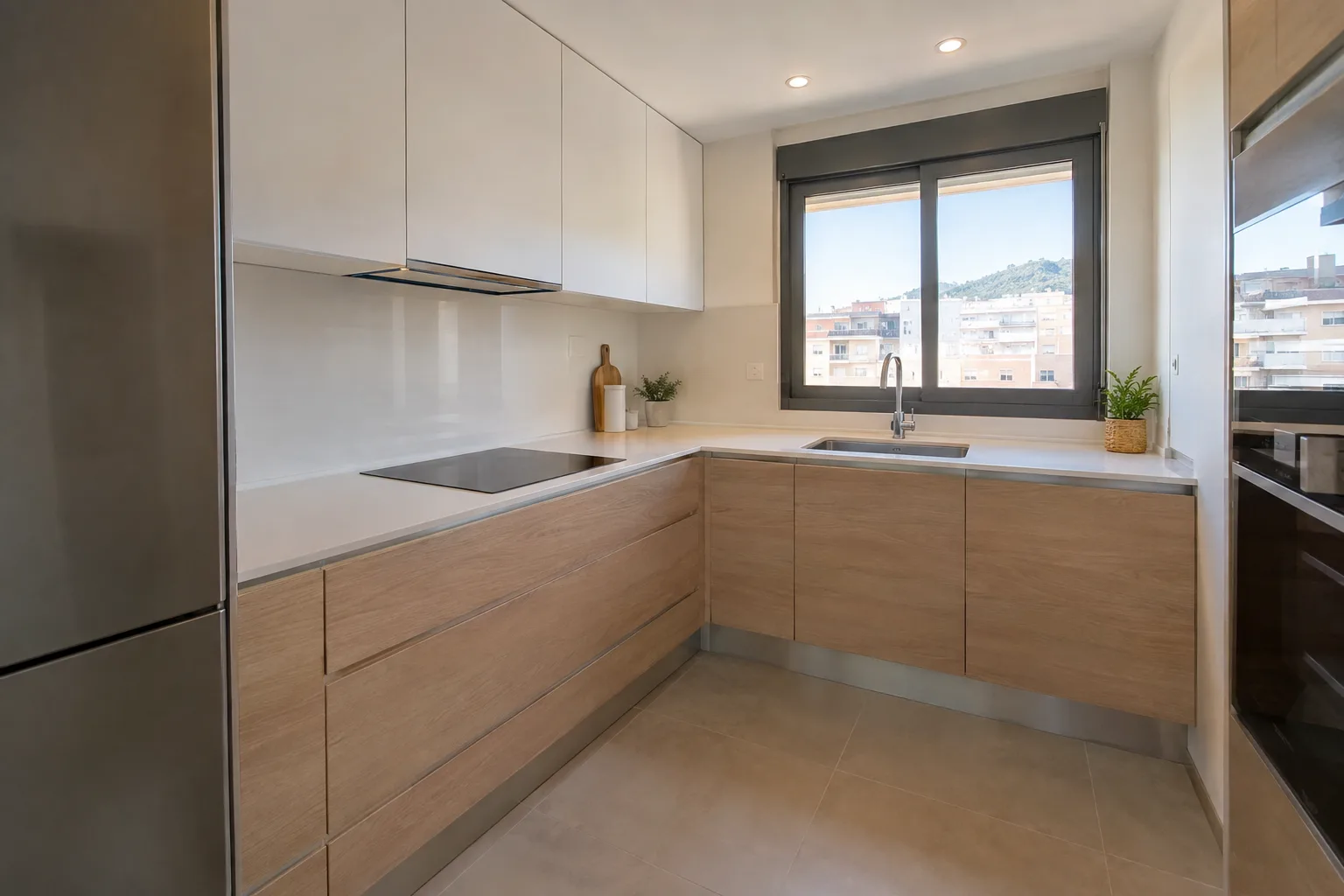 Cocina en L con muebles de madera clara y blanco