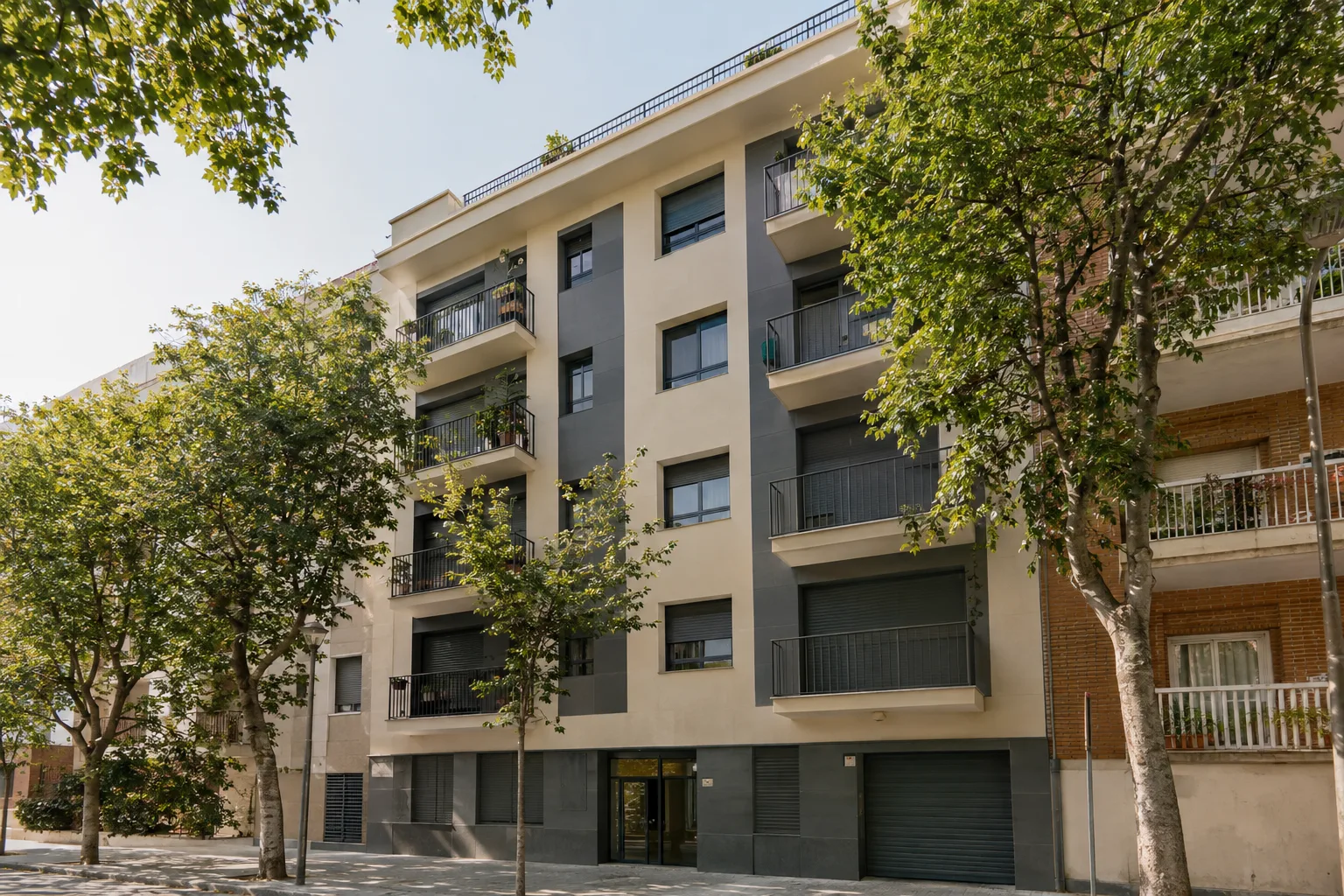 Edificio de viviendas con la fachada rehabilitada