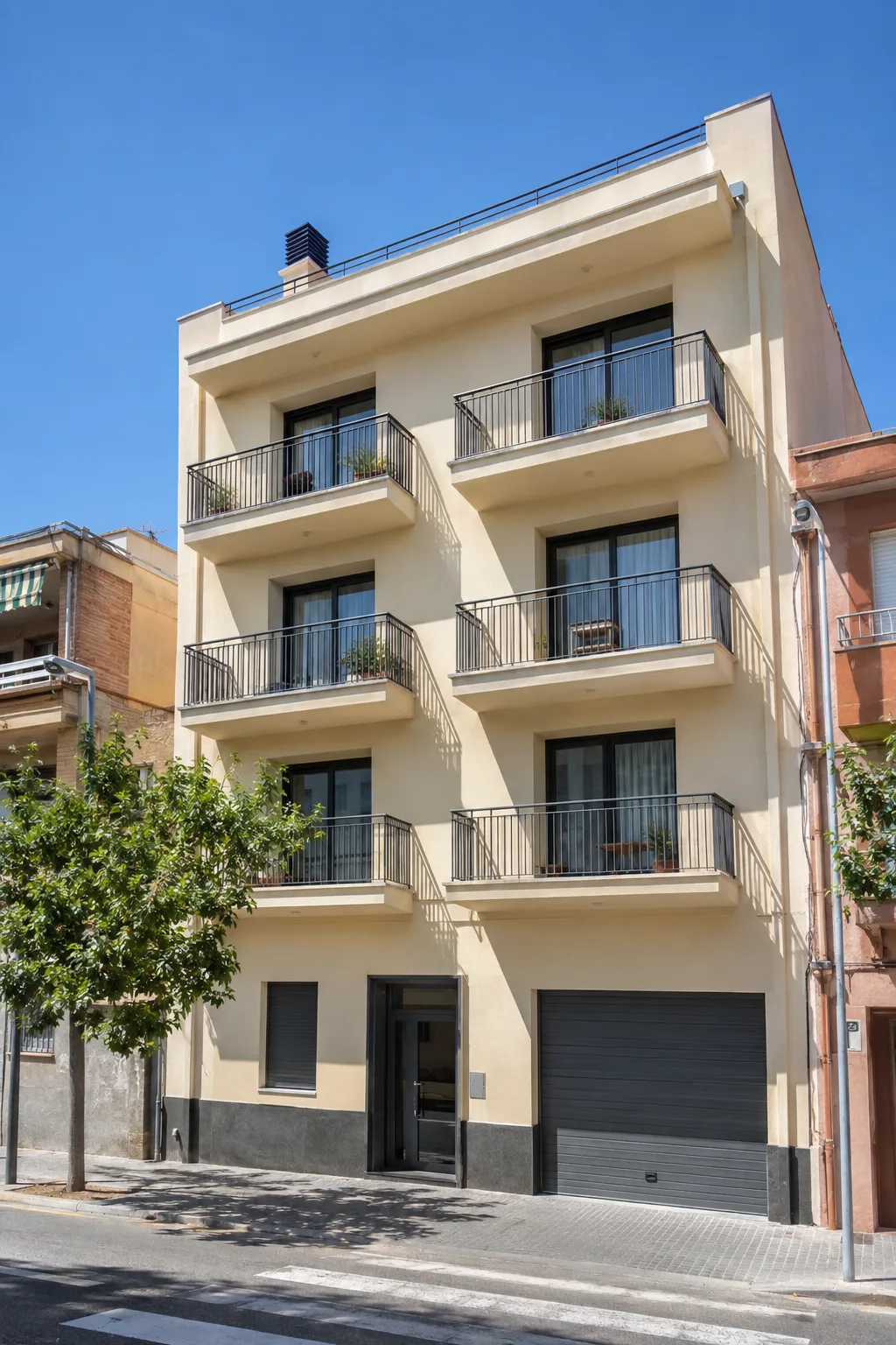Edificio de viviendas con la fachada rehabilitada