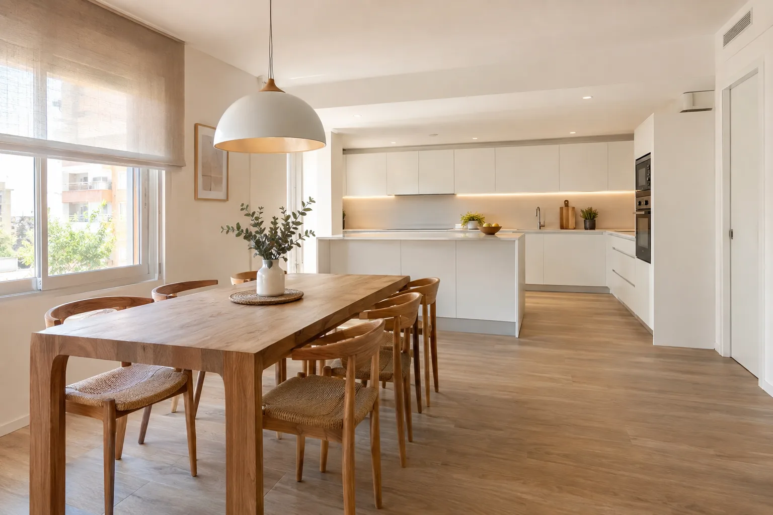 Comedor abierto a la cocina en un piso reformado