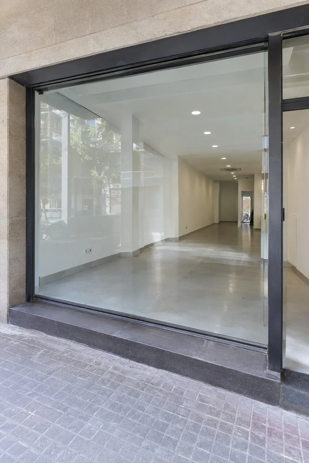 Local comercial reformado con escaparate de vidrio