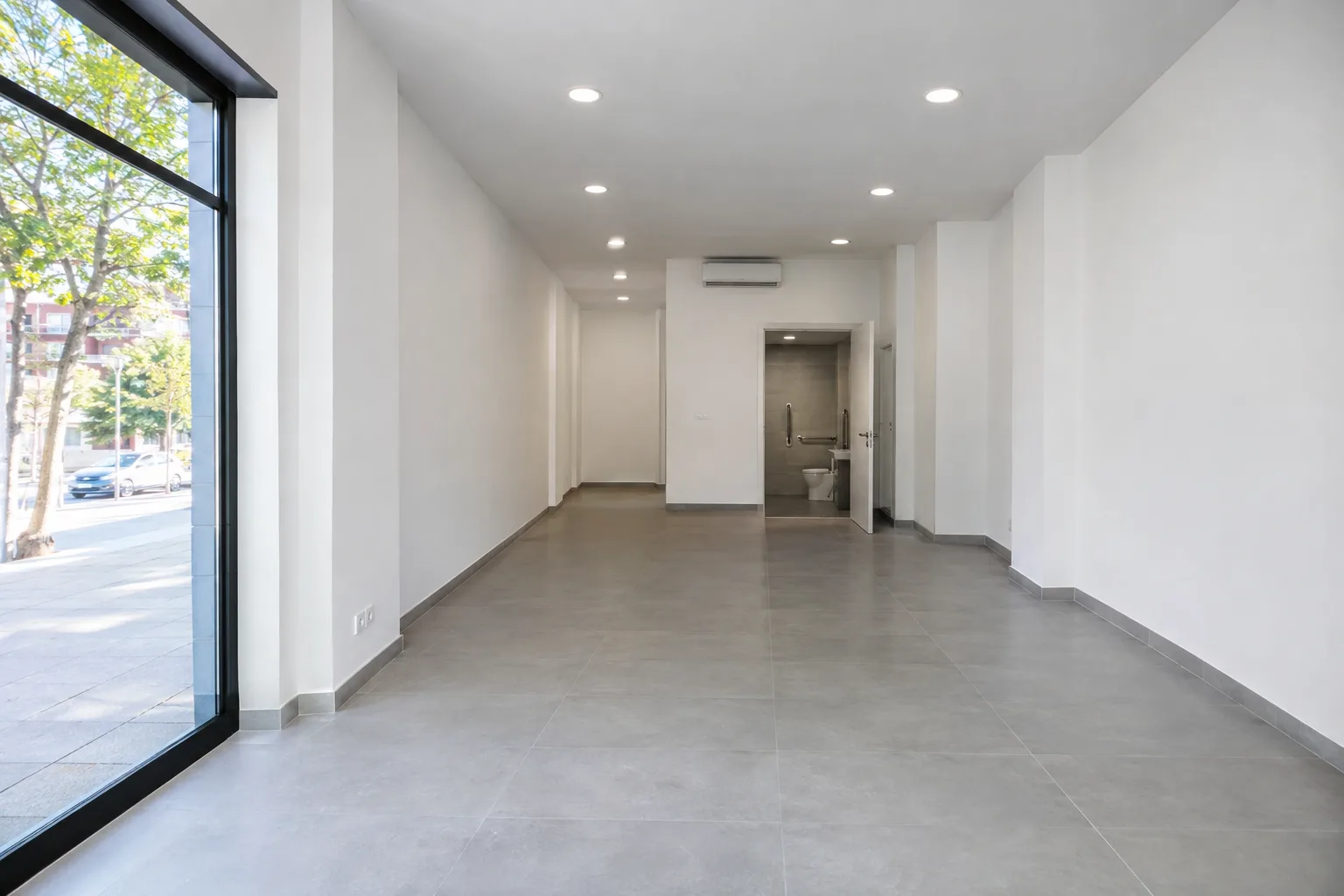 Interior de local reformado listo para abrir