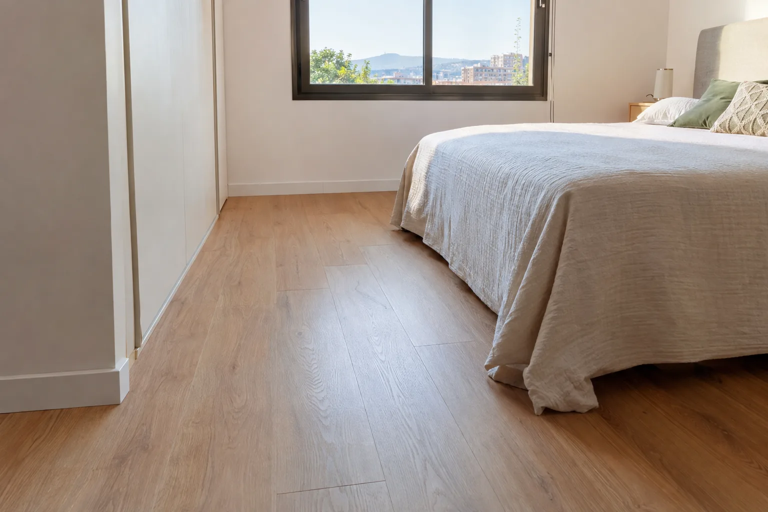 Suelo laminado efecto roble en un dormitorio