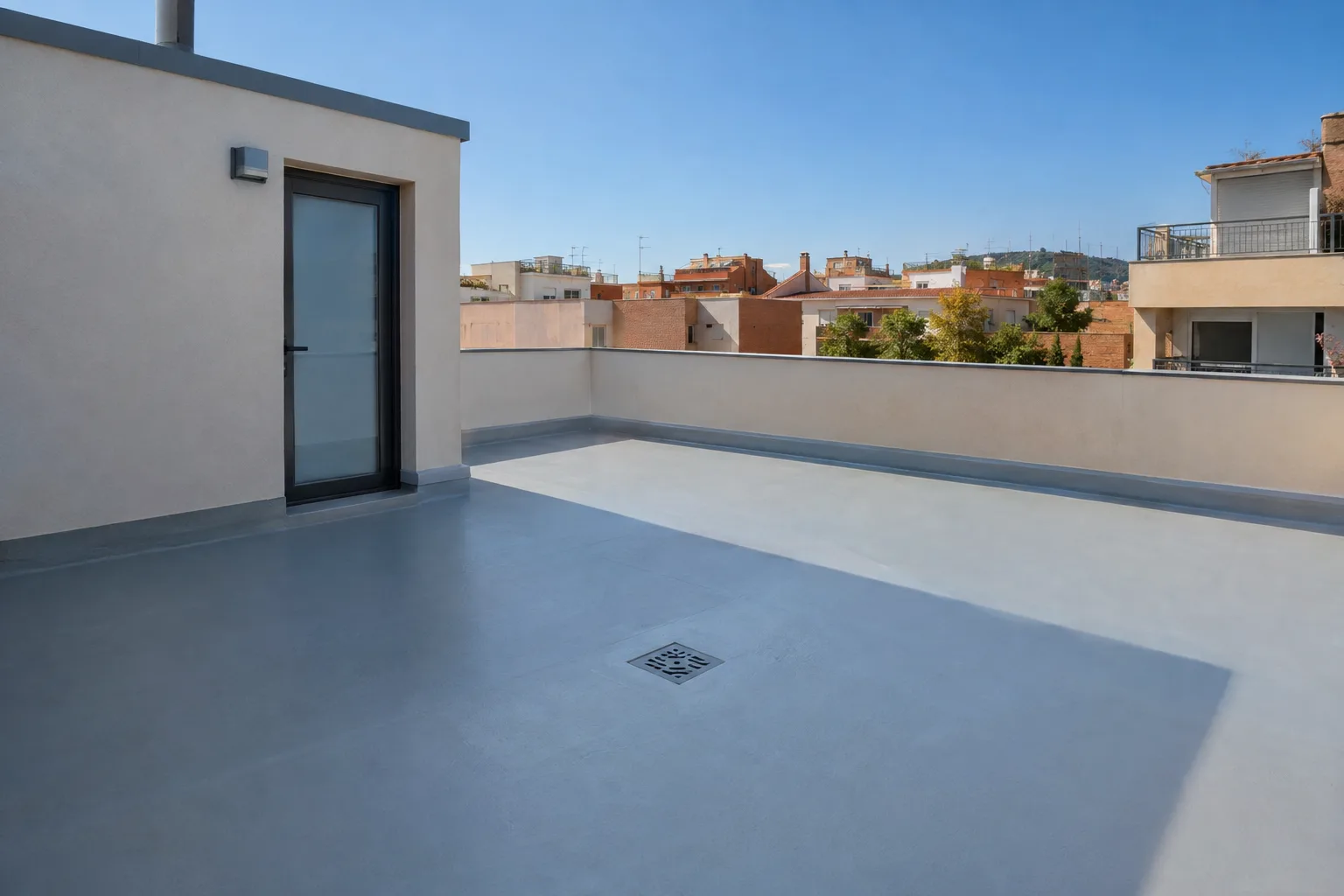Terraza comunitaria con membrana impermeable recién aplicada