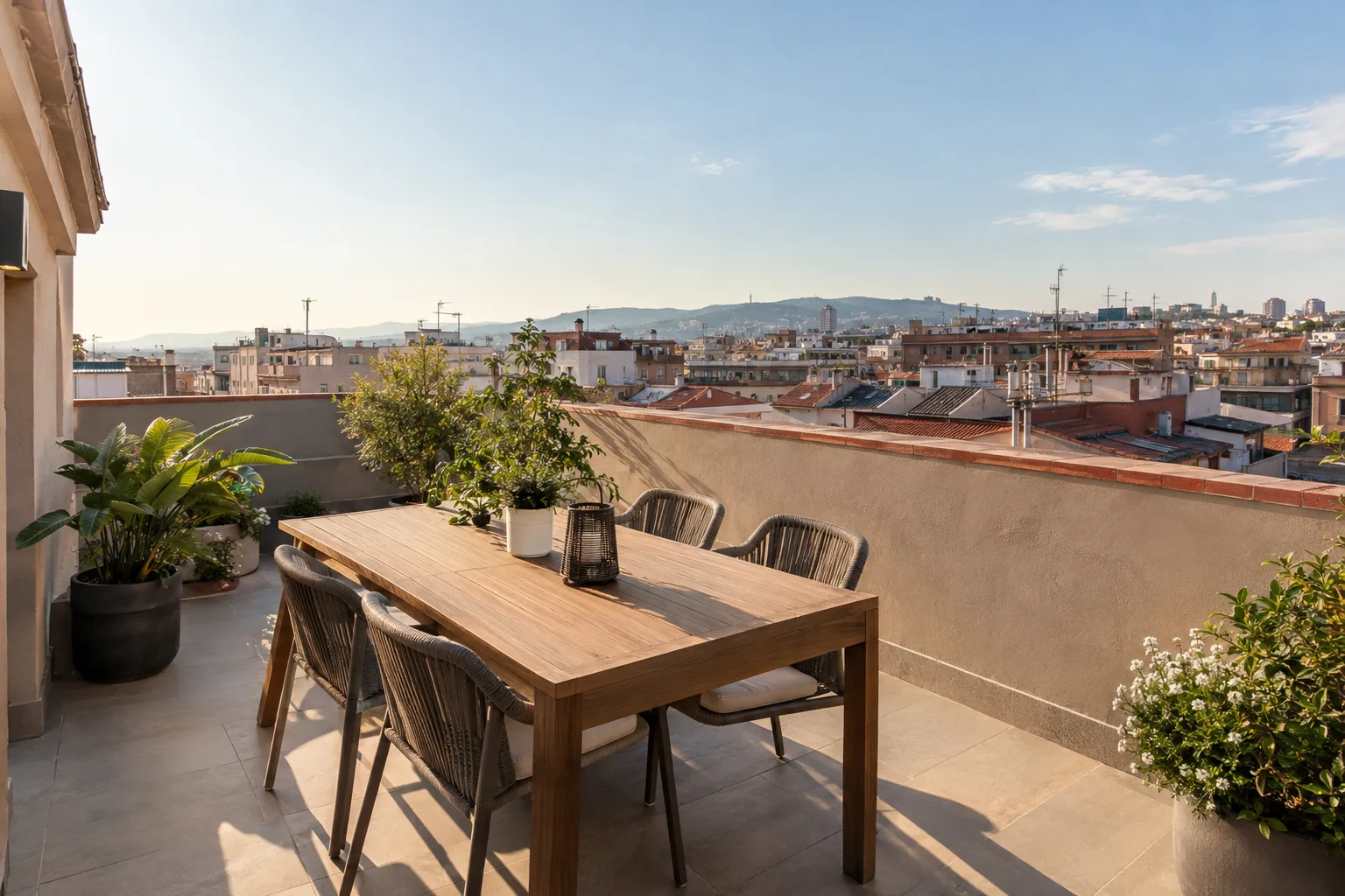 Terraza de ático impermeabilizada con mobiliario de exterior